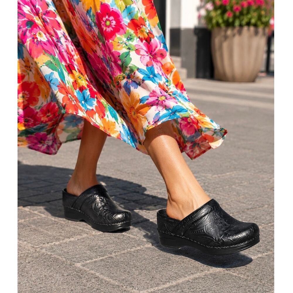 Dansko Professional Tooled Leather Clogs Womens size 39 US 8.5-9